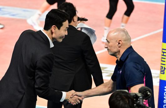 정관장 고희진 감독(왼쪽)과 흥국생명 마르첼로 아본단자 감독이 악수를 나누고 있다. 사진=KOVO 제공