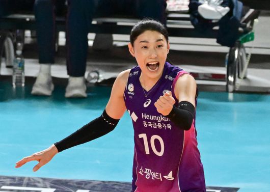 흥국생명 김연경이 득점 후 주먹을 불끈 쥐고 있다. 사진=KOVO 제공