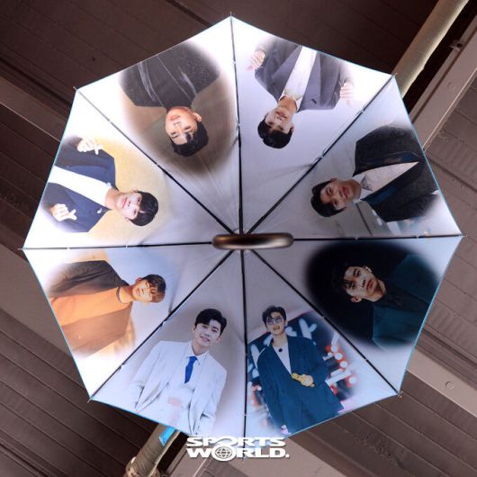 천장에 걸려있는 임영웅 우산