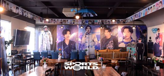 임영웅 사진으로 가득한 식당 내부