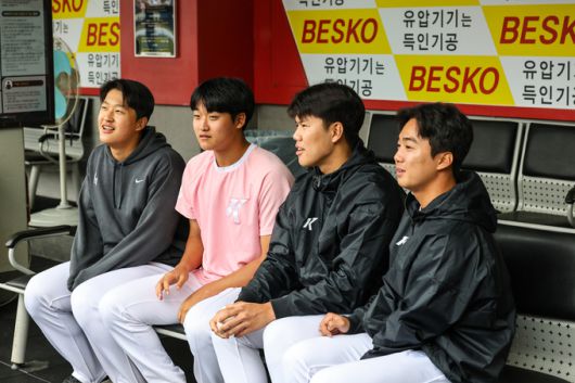 왼쪽부터 키움 루키 전준표, 손현기, 김윤하, 김연주가 더그아웃에 앉아 이야기를 나누고 있다. 사진=키움히어로즈 제공