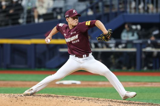 키움 김윤하가 마운드에서 역투하고 있다. 사진=키움히어로즈 제공