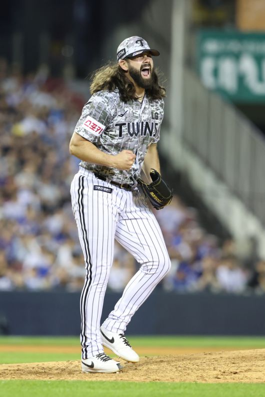 LG 케이시 켈리가 아웃카운트를 잡고 포효하고 있다. 사진=LG트윈스 제공