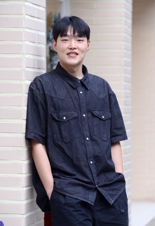 HO9 작가가 본지와 인터뷰 후 사진촬영을 하고 있다. 김두홍 기자 kimdh@sportsworldi.com