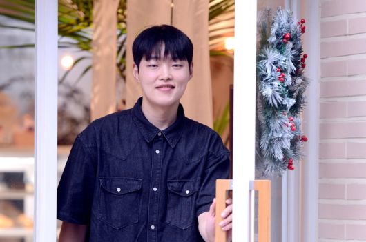 HO9 작가가 본지와 인터뷰 후 사진촬영을 하고 있다. 김두홍 기자 kimdh@sportsworldi.com