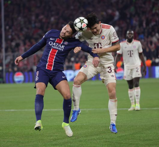 파리 생제르맹과의 유럽축구연맹 챔피언스리그에 출전한 바이에른 뮌헨의 김민재(오른쪽)가 볼 경합을 펼치고 있다. 사진=신화/뉴시스