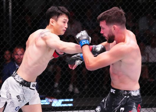 빌 알지오를 꺾고 8년 만의 승리를 신고한 최두호(사진 왼쪽). 사진=UFC 제공