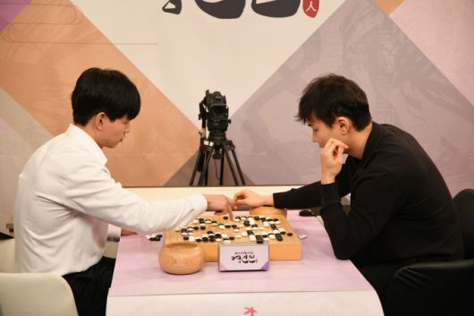 박정환 9단(오른쪽)과 이지현 9단이 제47기 SG배 한국일보 명인전 결승 3국을 치른 후, 함께 대국을 복기하고 있다. 사진=한국기원 제공