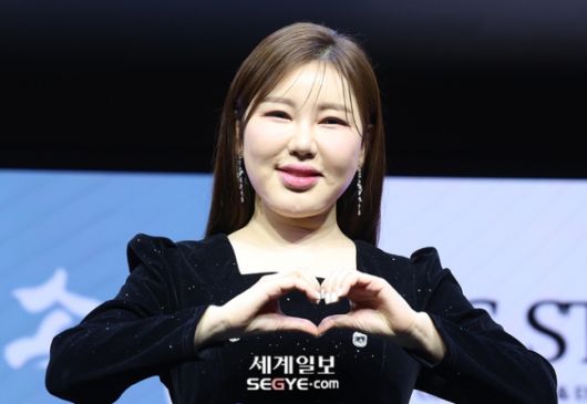 가수 송가인이 11일 오후 서울 강서구 스카이아트홀에서 새 앨범 '가인;달' 발매 기념 쇼케이스를 열었다. 한윤종 세계일보 기자.