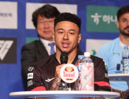 제시 린가드가 FC 서울 주장 완장을 차고 K리그1 두 번째 시즌을 시작한다. 린가드가 13일 서울 서대문구 스위스그랜드호텔에서 열린 ‘K리그1 2025 개막 미디어데이’에서 포부를 밝히고 있다. 사진=뉴시스