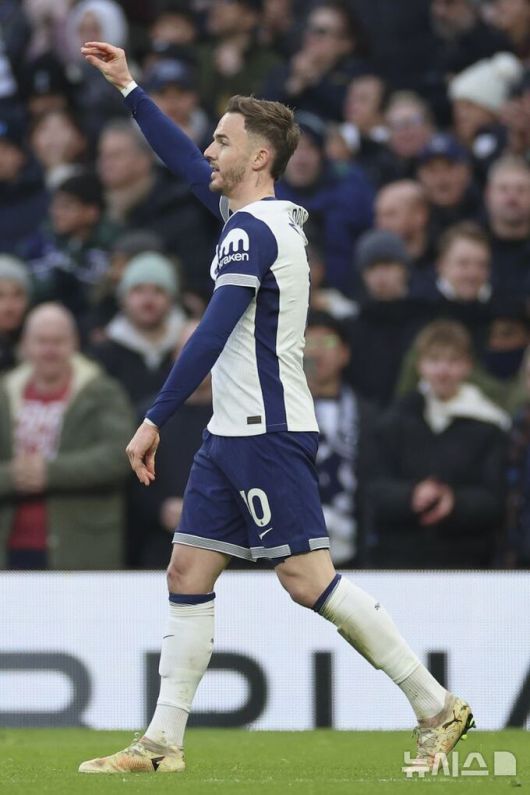 제임스 메디슨이 17일 영국 런던 토트넘 홋스퍼 스타디움에서 치른 맨체스터 유나이티드와의 홈경기에서 전반 13분 선제골을 터트리고 기뻐하고 있다. 뉴시스