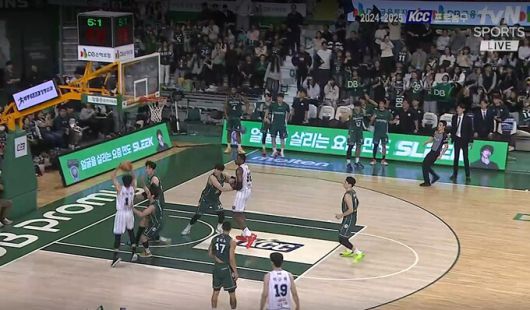 KCC 이호현의 공격은 DB 수비진에 막혀 결국 실패했다. 이 장면에서 DB 35번 서민수가 마지막까지 박스아웃을 하는 장면은 인상적이다. 이날 경기 불문율 논란에 시사하는 바가 크다. tvN 중계방송 캡처