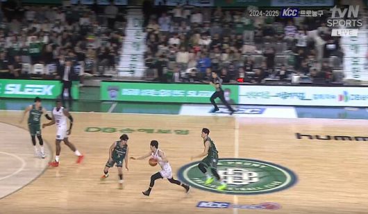 KCC 이호현이 마지막 공격에 나서자 DB 김시래와 이관희가 따라 붙으며 수비를 하고 있다. 10여점 차로 앞서 있어 승리가 확정적이지만, 마지막까지 실점을 막으려는 모습이다. tvN 중계방송 캡처