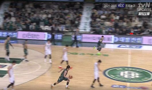 지난 13일 KCC전에서 DB 김시래가 마지막까지 드리블을 치며 공격을 시도하고 있다. KCC 선수들은 이미 포기한 듯 고개를 숙인 채 포기한 모습이다. tvN 중계방송 캡처