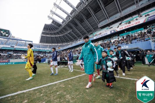 프로축구 K리그가 추운 날씨에 부상자가 속출하는 등 몸살을 앓고 있다. 대전하나시티즌과 울산HD 선수들이 23일 경기를 앞두고 입장하고 있다. 사진=한국프로축구연맹 제공