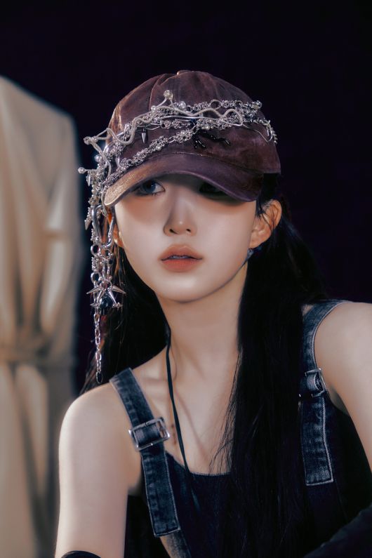 그룹 엔믹스(NMIXX)가 17일 새 앨범 'Fe3O4: FORWARD'와 타이틀곡 'KNOW ABOUT ME'으로 컴백한다. 엔믹스 멤버 해원. JYP엔터테인먼트 제공.