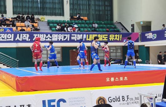 제37회 회장배전국우슈선수권대회 및 2025년 국가대표선발전이 29일 충청북도 보은군 국민체육센터서 개회식을 열어 본격적인 열전에 돌입했다. 산타 종목 출전 선수들이 같은 날 휴식 시간 도중 코트에서 적응 훈련에 임하고 있다. 사진=김종원 기자