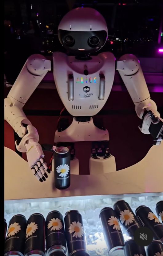 지난 30일 갤럭시 로봇 나이트(Galaxy Robot Night) 현장에서 인공지능 로봇 앨리스가 피스마이너스원 하이볼을 서빙하고 있다. 온라인 커뮤니티 캡처