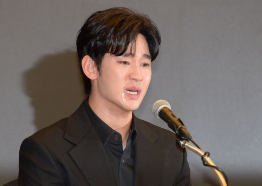 배우 김수현이 지난달 31일 서울 마포구 스탠포드 호텔에서 진행된 긴급 기자회견에서 직접 해명을 하고 있다. 사진=김용학 기자