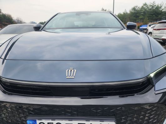 크라운 2.4ℓ 듀얼부스트 전면부에는 왕관 모양의 엠블럼이 강렬한 느낌을 선사한다. 한준호 기자