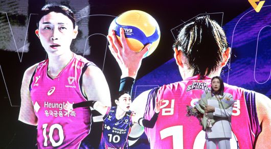 여자프로배구 흥국생명 김연경이 14일 서울 서대문구 스위스 그랜드호텔에서 열린 2024~2025 V리그 시상식에서 정규리그 MVP 수상 후 소감을 발표하고 있다. 사진=김두홍 기자 kimdh@sportsworldi.com