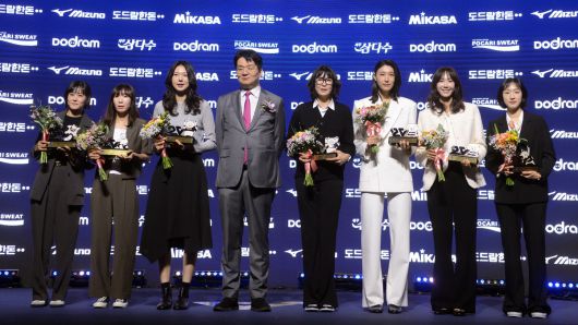 14일 서울 서대문구 스위스 그랜드호텔에서 열린 '2024-2025 V리그 시상식' 에서 V리그 20주년 역대 베스트 7에 선정된 후 소감을 발표하고 있다. (왼쪽부터)임영옥, 이효희, 양효진, 조원태 총재, 정대영, 김연경, 한송이, 황연주. 사진=김두홍 기자 kimdh@sportsworldi.com