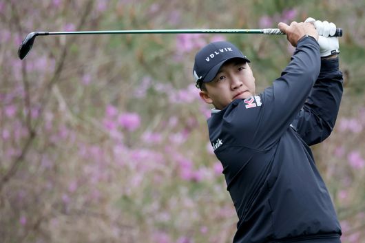 김홍택이 지난해 4월 강원 춘천시 라비에벨CC 올드코스(파71)에서 열린 한국프로골프(KPGA) 코리안투어 DB손해보험 프로미 오픈에서 티샷하고 있다. 사진=KPGA 제공