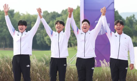 조우영(왼쪽 두 번째)이 2023년 10월 중국 항저우에서 열린 항저우 아시안게임 남자골프 단체전에서 조우영, 임성재, 김시우와 금메달을 획득하고 기뻐하고 있다. 사진=뉴시스