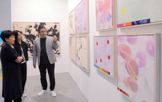 이종철 작가(오른쪽)가 작품설명을 하고 있다.