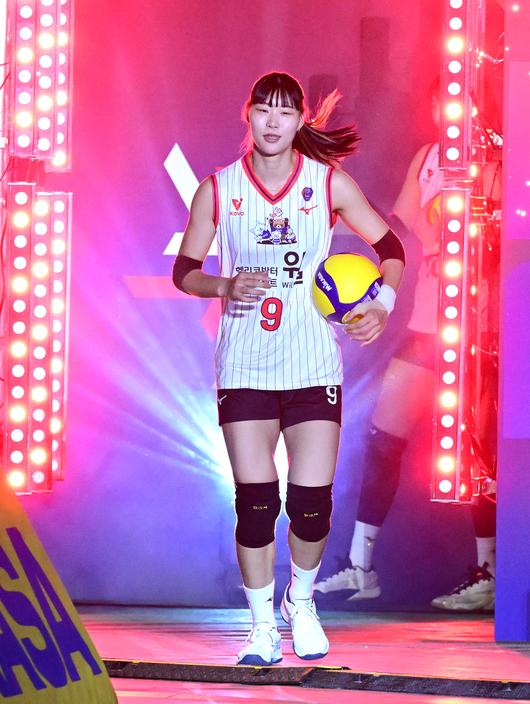 여자 올스타팀의 정윤주가 20일 화성실내체육관에서 열린 2025 한국-태국 여자배구 올스타 슈퍼매치에서 등장하고 있다. 사진=KOVO 제공