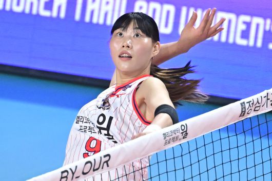 여자 올스타팀의 정윤주가 20일 화성실내체육관에서 열린 2025 한국-태국 여자배구 올스타 슈퍼매치에서 스파이크를 날리려고 하고 있다. 사진=KOVO 제공