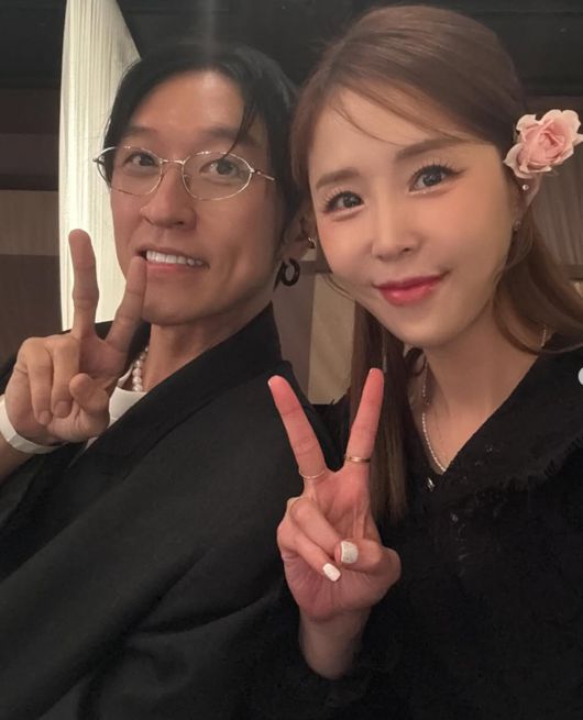 신지가 빽가와 함께 한 인증샷을 공개했다. 사진=신지 SNS