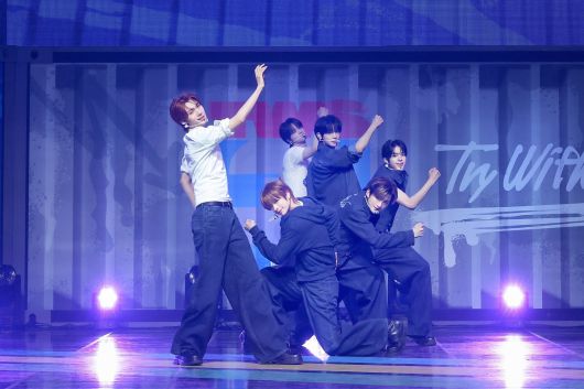 그룹 투어스가 21일 서울 용산구 블루스퀘어에서 새 앨범 ‘트라이 위드 어스(TRY WITH US)’ 발매 기념 쇼케이스를 열었다. 플레디스엔터테인먼트 제공.
