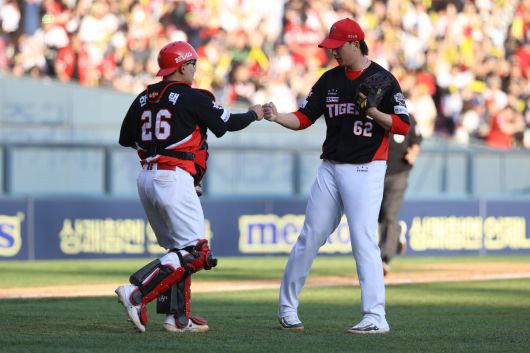 KIA 정해영(오른쪽)이 승리를 지키는 투구를 마치고 포수 한승택과 기쁨을 나누고 있다. 사진=KIA타이거즈 제공