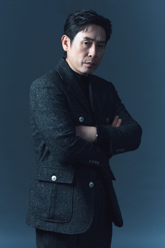 사진 설명= 배우 설경구는 디즈니+ 최초의 오리지널 메디컬 스릴러물 하이퍼나이프에서 세계 최고의 신경외과 의사 최덕희 역을 맡아 정세옥 역의 박은빈과 호흡했다. 작품은 글로벌 OTT 순위 집계 사이트에서 한국·대만·홍콩 동시 1위를 기록하는 등 인기를 끌며 종영했다. 설경구는 “보편적인 이야기가 아님에도 좋게 봐주셔서 감사하다”고 밝혔다. 사진= 월트디즈니 컴퍼니 코리아 제공