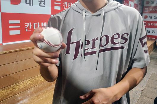 키움 투수 하영민이 새 변화구 장착에 힘입어 7이닝 무실점 호투를 펼쳤다. 하영민이 22일 서울 고척스카이돔서 열린 2025 신한 SOL뱅크 KBO리그 정규리그 두산과의 홈 맞대결을 마친 뒤 슬라이더 그립을 보여주고 있다. 사진=김종원 기자