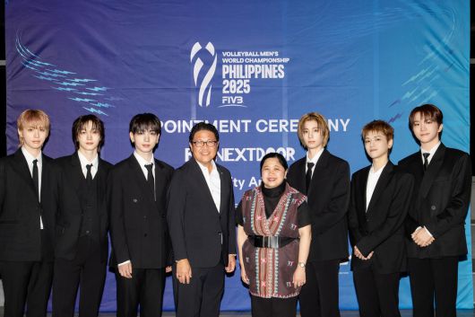 지난 26일 서울 용산구 하이브 본사에서 열린 2025 세계남자배구선수대회 글로벌 앰버서더 위촉식. 왼쪽부터 보이넥스트도어 태산, 성호, 명재현과 라몬 수자라 국제배구연맹 수석 부회장, 마리아 테레사 디존-데 베가 주한 필리핀 대사, 이한, 리우, 운학. 사진=KOZ엔터테인먼트