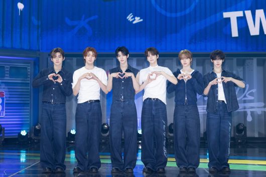 21일 '트라이 위드 어스'로 컴백한 그룹 투어스. 플레디스엔터테인먼트 제공.
