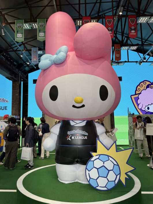 한국프로축구연맹이 오픈한 K리그×산리오캐릭터즈 팝업스토어는 첫날(24일)부터 인산인해를 이뤘다. 팝업스토어 한 가운데에 마이멜로디 대형 풍선이 자리하고 있다. 사진=최서진 기자