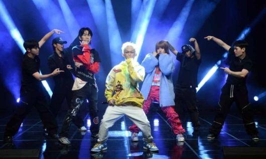 힙합 그룹 식구(SIKKOO) 요시, 구민재, 200(왼쪽부터)이 29일 서울 강남구 일지아트홀에서 열린 새 EP '간 (間)' 발매기념 쇼케이스에 참석하고 있다. 김두홍 기자.