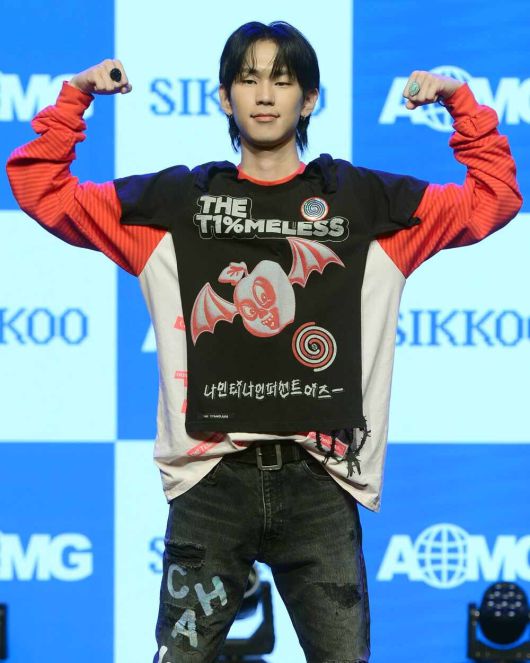 힙합 그룹 식구(SIKKOO) 요시가 29일 서울 강남구 일지아트홀에서 열린 새 EP '간 (間)' 발매기념 쇼케이스에 참석하고 있다. 김두홍 기자.