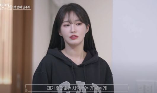 리원의 방송 출연 모습. 사진=Wavve의 국내 최초 레즈비언 연애 예능 프로그램 ‘너의 연애' 캡처