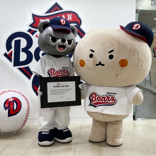 프로야구 두산 마스코트 철웅이(왼쪽)와 인기 캐릭터 망그러진 곰이 서울 잠실야구장에서 동행 연장을 발표하는 기념촬영을 하고 있다. 사진=두산베어스 제공