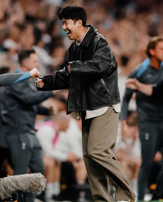 손흥민이 기뻐하고 있다. 사진=토트넘 공식 SNS 캡처