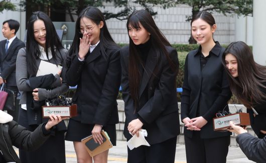 그룹 뉴진스가 7일 오후 서울 서초구 서울중앙지방법원에서 열린 '어도어, 뉴진스 상대 기획사 지위보전 및 광고계약 체결 등 금지 가처분' 심문기일을 마친 후 취재진의 질문에 답변하고 있다. 뉴시스 제공.