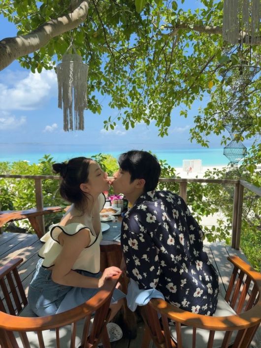 가수 에일리가 남편인 사업가 최시훈과의 신혼여행 사진을 공개했다. 사진 = 에일리 SNS 계정