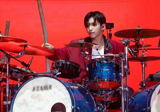 밴드 엑스디너리 히어로즈가 5일 서울 송파구 올림픽공원 올림픽홀에서 새 월드투어 '뷰티풀 마인드'의 첫 도시인 서울 공연을 열었다. 멤버 건일. JYP엔터테인먼트 제공.