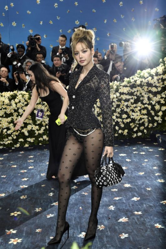 블랙핑크 리사가 5일(현지시간) 미국 뉴욕의 메트로폴리탄 미술관 의상 연구소 전시회 개막 기념 자선 갈라(멧 갈라)에 참석해 포즈를 취하고 있다. AP/뉴시스.