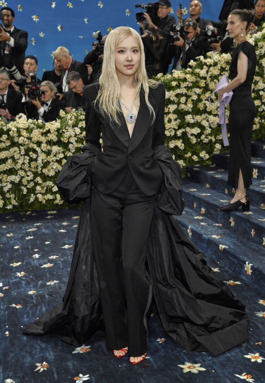 블랙핑크 로제가 5일(현지시간) 미국 뉴욕의 메트로폴리탄 미술관 의상 연구소 전시회 개막 기념 자선 갈라(멧 갈라)에 참석해 포즈를 취하고 있다. AP/뉴시스.