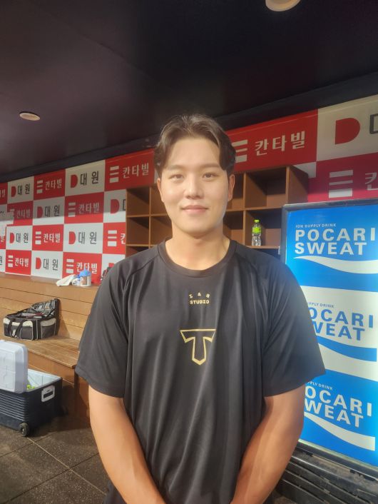 KIA 오선우가 인터뷰에 임하기 전 사진 촬영에 임하고 있다. 사진=스포츠월드 허행운 기자